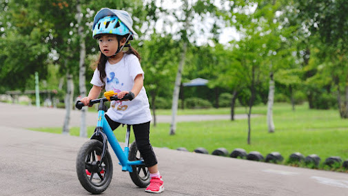 Ilustrasi Sewa balance bike balita di Bali